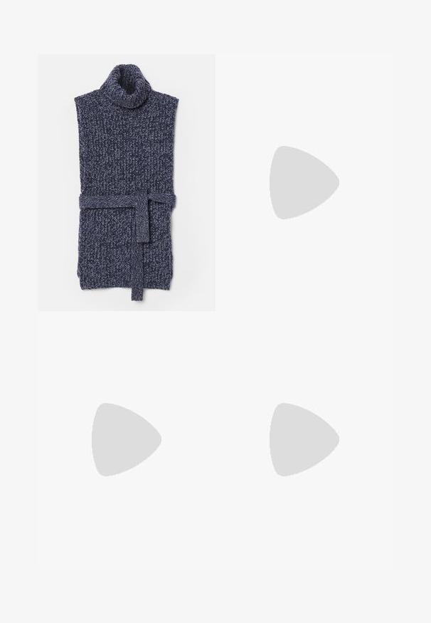 Strikket turtleneck vest i mørkeblå med en tyk tekstur. Har en taljeelastik og et ribbet mønster. Åbne ærmer og et hyggeligt udseende.; Mørkeblå bukser med vid benvidde og foldede manchetter, der viser lysere denim indeni, med en knap fortil og lommer på en hvid baggrund.; Sort læderstøvle til midt på læggen med spids tå og lav kittenhæl, vist fra siden på en ensartet lys baggrund.; Brun ruskind og sort læder shoppertaske med en enkelt strop og en aftagelig sort læder lynlåspung foran.
