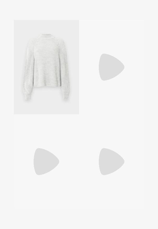 Pull en maille côtelée gris clair avec un col montant, des manches raglan et des poignets ajustés. Texture douce et coupe décontractée.; Jean denim gris à jambes larges avec une taille haute, cinq poches et des ourlets retroussés. Le tissu présente une texture légèrement usée avec des coutures visibles.; Bottine en cuir noir avec bout pointu et petit talon, présentée devant un mur en blocs de verre et un sol poli.; Sac à bandoulière en cuir noir avec un rabat incurvé fermé par un fermoir métallique rond et une sangle fine et ajustable.