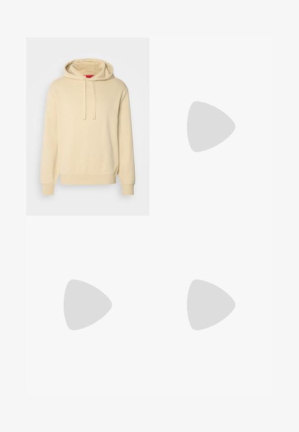 Hoodie crème avec une capuche à cordon, texture douce, poignets et ourlet côtelés. Présente un discret logo "HUGO" sur le devant.; Chinos noirs avec une texture lisse, fermeture à bouton et design fuselé. Idéal pour une tenue décontractée ou semi-formelle.; Chaussures en cuir noir à lacets avec une texture lisse, un bout arrondi et des détails de couture discrets. Présentent une languette rouge à l'arrière.; Sac bandoulière en cuir noir avec sangle réglable, poche avant zippée et logo « BOSS » sur une surface lisse et texturée.