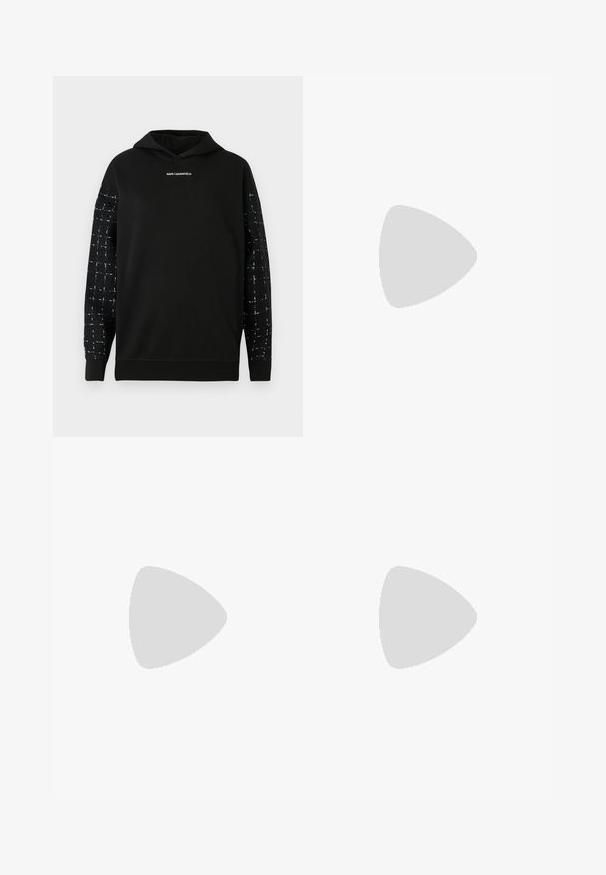 Sort hættetrøje med teksturerede sort-hvide ternede ærmer og "KARL LAGERFELD" logo centreret på brystet, ribkant ved kant og manchetter.; Sort midi-nederdel med bred krave, der har en sidelukning med lynlås, hvide sy-accenter og et asymmetrisk kantdesign. Glat tekstur.; Sort læderboot til midt på læggen med spids tå, geometrisk blokhæl og skinnende kant med et sølv "Karl" logo detajle.; Sort læderhåndtaske med hvide accenter. Har kædstrap, struktureret form og fremtrædende hvidt logo detaljer. Glat tekstur.