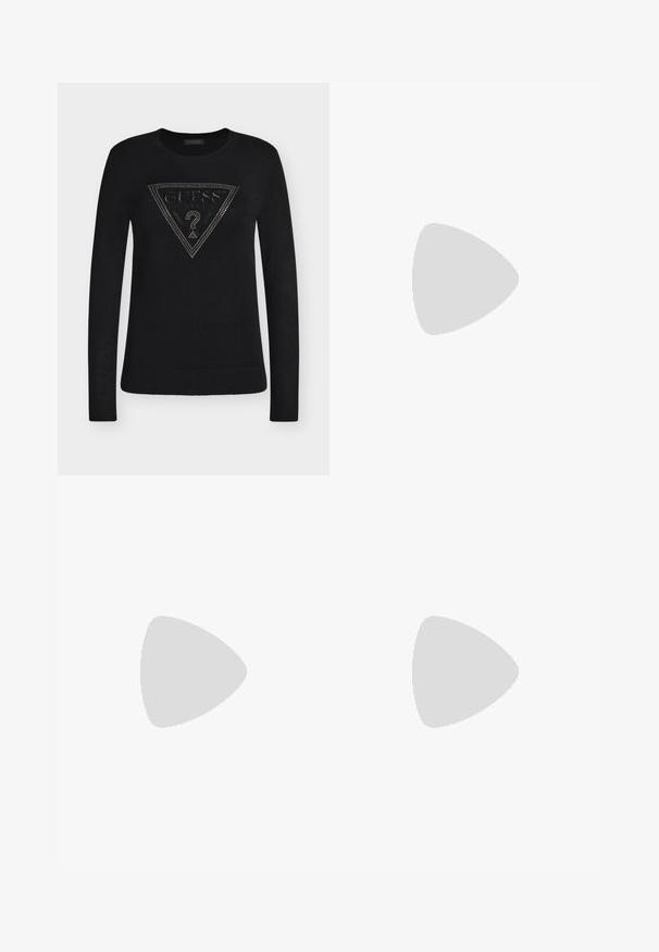 Pull noir à manches longues avec poignets et bas côtelés, présentant un logo triangulaire clouté Guess USA avec un point d'interrogation au centre.; Jean en denim noir avec une coupe droite, dotée d'une fermeture à bouton, de deux poches avant et d'une texture subtile.; Mule à talon haut en cuir verni noir avec bout ouvert et breloques argentées décoratives comprenant une fleur et un cadenas sur la bride avant.; Sac bourse en cuir beige avec un motif monogramme subtil, bandoulière ajustable et fermeture éclair.