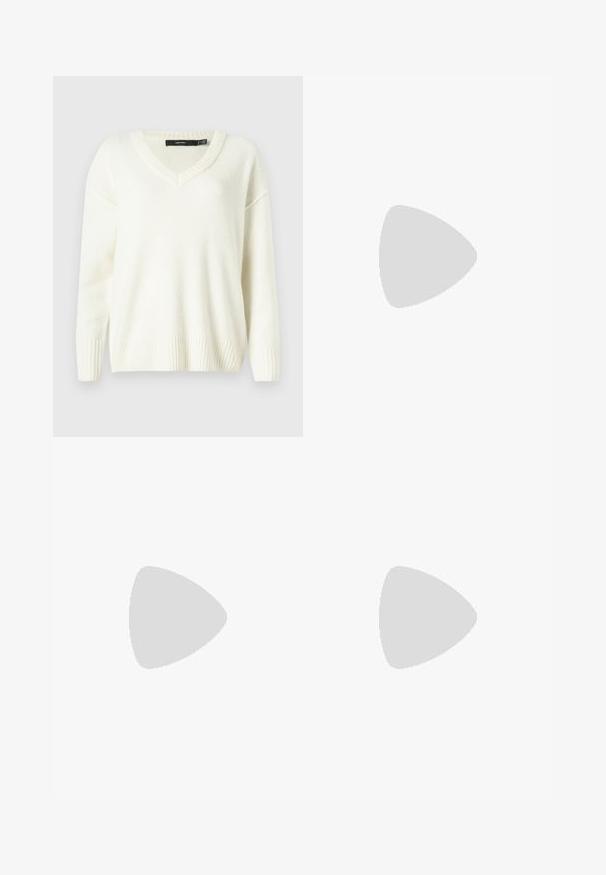 Pull blanc à col en V avec des poignets et un ourlet côtelés. Texture douce, coupe ample et fentes sur les côtés. Étiquette visible au niveau du col.; T-shirt blanc à manches courtes avec col rond et motif brodé feuille et spirale bleu clair sur le haut de la poitrine et l'épaule.; Jean large bleu clair en denim. Caractéristiques : taille haute, passants pour ceinture, poches avant et une poche arrière. Texture lisse.; Sandale slide marron foncé à bout carré et large bride, posée sur un goudron gris près d'un trottoir carrelé.