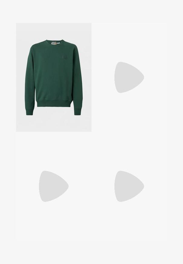 Sweat-shirt vert foncé à col rond avec poignets et ourlet côtelés, orné d'un petit patch logo Timberland sur la poitrine gauche.; Chemise à manches longues à rayures verticales noires et blanches avec un col boutonné. Elle possède une poche poitrine avec un patch logo beige.; Jean en denim bleu avec une coupe droite, présentant un délavage à l'avant, un style classique à cinq poches et des rivets métalliques sur les poches.; Baskets en daim beige avec lacets à l'avant, perforations respirantes, semelle épaisse et languette à l'arrière, présentées de profil sur un fond blanc.