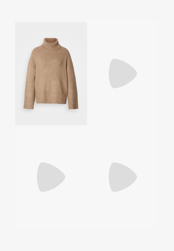 Beige rullekravesweater lavet af blødt strikstof. Har ribbet halsudskæring og manchetter, med en afslappet pasform og sænkede skuldersømme.; Bredde ben sorte denimshorts med høj talje, forlommer og subtil tekstur; designet til en afslappet pasform.; Sort skinnende knæhøj læderstøvle med spids tå og lav buet hæl på en ensfarvet lys baggrund.; Sort faux læder håndtaske med en unik halvmåneform, et bredt, polstret håndtag og en lynlåslukning. Glat, blank tekstur og minimalistisk design.