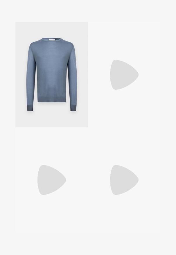 Pull à col rond bleu clair à manches longues avec poignets et ourlet côtelés, fabriqué en tissu fin tricoté.; Pantalon formel gris foncé à coupe droite, passants de ceinture et plis devant, présenté sur un fond clair.; Baskets basses en cuir noir avec surface texturée, lacets noirs et semelle en caoutchouc épaisse, présentées de côté sur un fond clair.; Mallette en cuir noir avec doubles poignées, bandoulière amovible et petit texte de logo à l'avant, sur un fond uni clair.