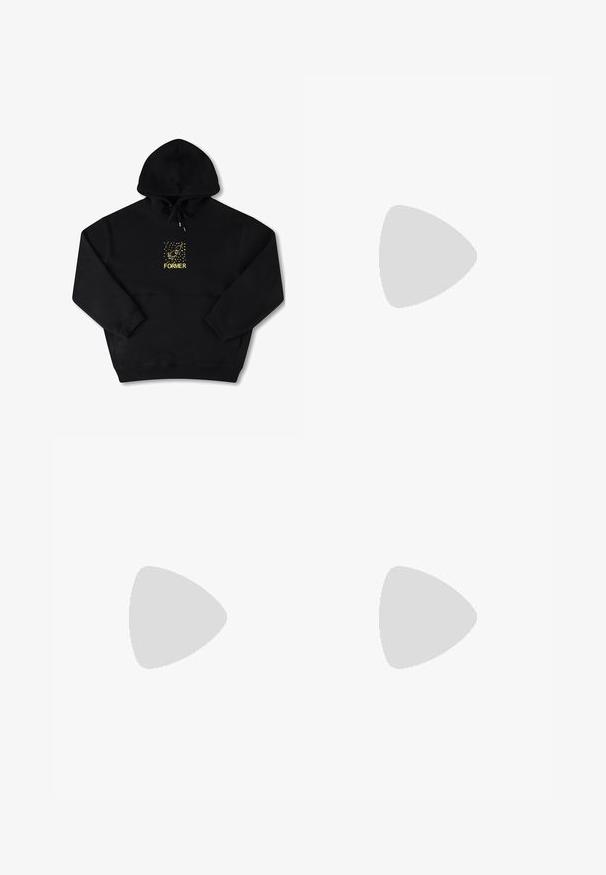 Sort hættetrøje med en frontlomme, prydet med et gult grafisk motiv af en fugl og ordet "FORMER" i fed skrift. Blødt materiale med justerbar snor.; Kortærmet off-white T-shirt med bordeaux "The North Face"-logo på venstre bryst, rund hals, ensfarvet design.; Sorte bukser med brede ben lavet af bomuldsdenim, med høj talje, to forlommer foran og en sidelomme med cargo-stil for ekstra funktionalitet.; Brune læder ankelstøvle med metaløjer, hvid pelsforing, sort polstret krave, robust sål og præget logo på siden.