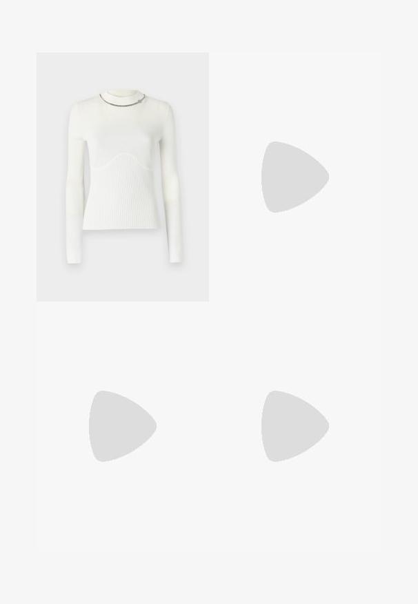 Pull blanc à manches longues avec une texture côtelée, présentant un motif en vagues au niveau de la poitrine et un accent en chaîne argentée au niveau du col.; Jupe midi en denim avec un dégradé de bleu clair à foncé, fermeture à l'avant, et détails subtils de déchirures près de l'ourlet. Bord brut en bas.; Botte en cuir noire mi-mollet avec un bout pointu et un talon bas incliné sur un fond clair uni.; Sac bandoulière rectangulaire en cuir taupe avec logo BOSS doré et sangle en tissu de marque amovible sur fond blanc.