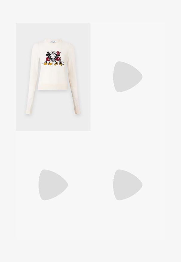 Kremasti džemper s dugim rukavima s pletenim motivom Mickeya i Minnie Mouse kako se ljube na sredini prednjeg dijela.; CLOSED JONTA - Traperice opuštenog kroja - dark blue; Crne kožne baletanke s zaobljenim vrhom, glatke teksture, minimalnim detaljima šavova i fleksibilnim dizajnom potplata.; Tamnocrvena kožna torba s dvostrukim gornjim ručkama, odvojivim naramenicama, zlatnim hardverom i imenom marke Wandler na prednjem sredini.