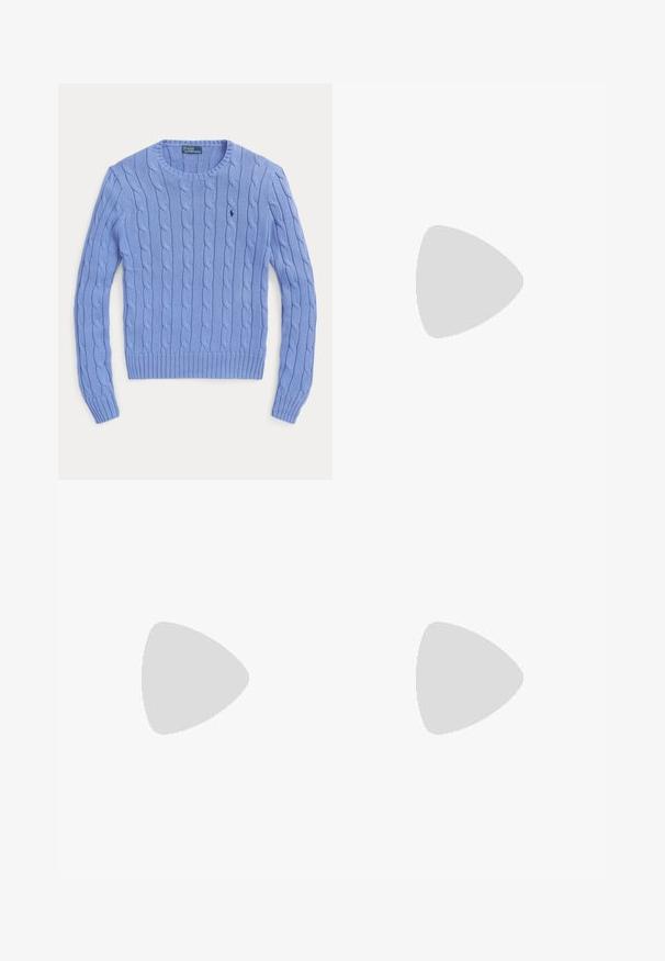 Hellblauer Pullover mit Zopfmuster, Rundhalsausschnitt und langen Ärmeln, mit Polo Ralph Lauren-Logo auf der Brust bestickt.; Hellviolettes Herren-Langarmhemd mit Knopfleiste, geknöpftem Kragen und gesticktem Logo auf der linken Manschette.; Hoch taillierte blaue Denim-Jeans mit ausgestellten Beinen und leichtem Verblassen im vorderen Oberschenkelbereich, vor weißem Hintergrund gezeigt.; Lauren Ralph Lauren JANSON II CANVAS SNEAKER - Sneaker low - optic white