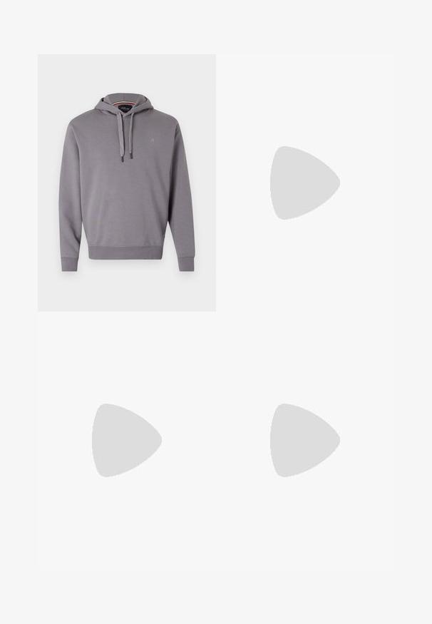 Grå hættetrøje med snoretræk i hætten, ribbede manchetter og kant, med et lille logo på brystet. Blødt stof med en glat tekstur.; Hvid bomulds-T-shirt med V-hals, korte ærmer og et lille broderet logo på den øverste venstre bryst. Glat tekstur.; Mørkeblå denim jeans med lige snit, der har fem lommer, knaplukning og diskret slid på lårene. Klassisk syning.; Hvide lædersneakers med en glat finish, rund tå, flade snørebånd og en struktureret sål. Grå ruskindsdetalje ved hælen.