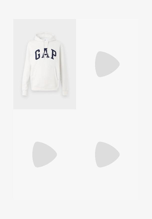 Hvid hoodie med frontlomme og marineblå "GAP" bogstaver på tværs af brystet, med justerbare snore i hætten.; Mørkeblå bomulds T-shirt med rund halsudskæring og korte ærmer. Glat tekstur, lige snit og minimale sømme, hvilket giver et klassisk design.; Sorte bomuldsbukser med lige ben, knaplukning og sidelommer; glat tekstur uden synlige mønstre.; Beige sneaker med struktureret overflade, marineblå striber og gummisål. Har en polstret tunge og traditionelt snørresystem for en sikker pasform.
