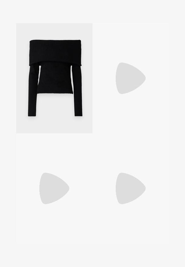 Pull noir à épaules dénudées en tissu tricoté doux, avec des manches longues et une texture côtelée au niveau de l'encolure et des poignets.; Jeans en denim bleu clair avec une coupe droite, présentant un dégradé progressif, cinq poches et une fermeture à bouton à l'avant.; Escarpins en cuir verni noir avec un bout pointu et un petit talon carré. Sangle réglable à la cheville avec boucle.; Sac à main en cuir noir avec bords arrondis, rabat asymétrique, fermoir circulaire en métal, et des bandoulières courtes et longues.