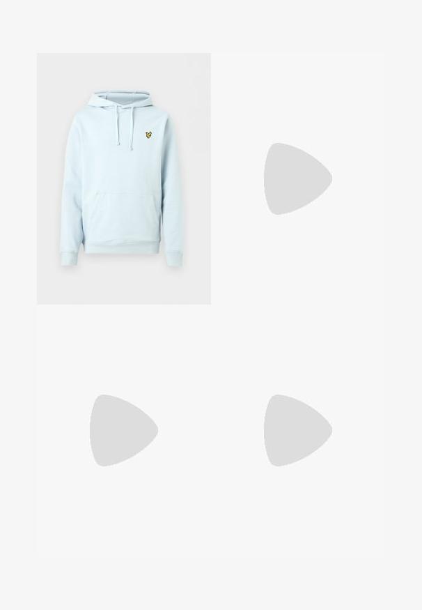 Sweat à capuche bleu clair avec poche avant, cordons réglables, poignets côtelés et petit logo oiseau jaune sur la poitrine gauche.; T-shirt bleu clair à manches courtes avec un motif en losange, des poignets côtelés et un petit logo vert. Fabriqué en tissu doux et texturé.; Shorts décontractés violet clair avec taille élastique et cordon de serrage, comportant un petit logo brodé représentant un oiseau jaune et noir sur la jambe droite.; Baskets blanches en cuir avec une semelle en caoutchouc texturé, arborant un logo crocodile brodé vert sur le côté et un branding minimal.