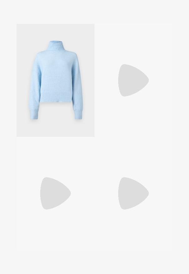 Pull à col roulé bleu clair en tissu doux et texturé. Présente une coupe décontractée, des poignets côtelés et un ourlet raccourci.; Blouse lavande raccourcie à manches longues, col large, bouton frontal, taille élastique avec détail strass "EF" et ceinture à la taille.; Jupe midi noire avec des rayures blanches diagonales, fabriquée dans un tissu lisse. Présente un design évasé et une silhouette en A.; Castañer NAOMI - Bottes - black