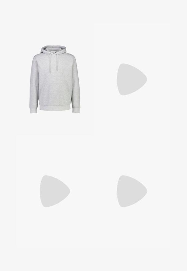 Lys grå hættetrøje lavet af en bomuldsblanding, med en frontlomme, justerbare snøretræk og ribkantede manchetter og nederkant.; Sort bomulds t-shirt med kortærmer, rund halsudskæring og en afslappet pasform. Glat tekstur og lige kant, ingen synlige grafikker eller mønstre.; Lys grå bredbenede bukser lavet af et tekstureret stof. Har en talje med bæltesløjfer, en lukning med knap foran og to sidelommer.; Sorte læder derby-sko med en glat overflade, rund tå, snøre-design og en tyk, robust gummisål.