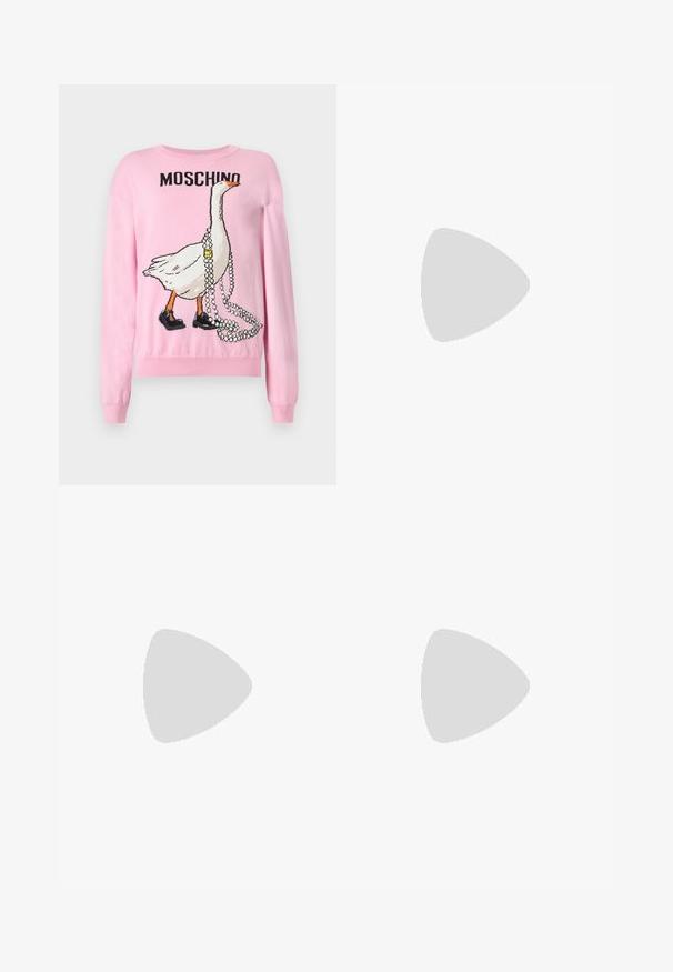 Pull en tricot rose à manches longues, avec un motif d'oie tenant des perles et portant des chaussures noires. "MOSCHINO" est imprimé au-dessus.; Chemise blanche à manches longues avec un texture froncée sur le devant, petits boutons dorés et col standard.; Jupe crayon noire longueur genou avec motifs de lignes courbes abstraites blanches sur les côtés avant.; Chaussure noire à bout pointu, bride arrière, talon haut stiletto fin avec le texte "LOVE MOSCHINO" sur la lanière et le bord.