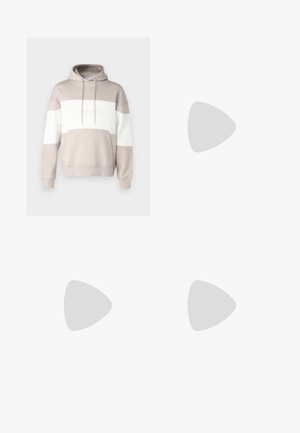 Sweat à capuche beige avec des rayures horizontales blanches. Il possède une poche avant et un cordon de serrage, fabriqué en coton mélangé doux.; T-shirt blanc à manches courtes en coton avec un col rond, présentant une texture lisse et un design simple, sans motifs ni accents.; Pantalons de survêtement gris en tricot avec une taille à cordon de serrage, des jambes fuselées et un motif texturé subtil sur l'ensemble du tissu.; Baskets blanches avec des accents noirs et gris, présentant un embout texturé gris, une semelle en caoutchouc noir et des lacets plats blancs. Design épuré, style minimaliste.