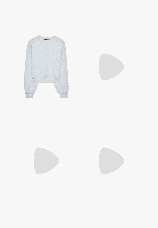 Sweat-shirt gris raccourci à manches longues, col rond et poignets côtelés. Tissu doux avec une texture subtile, conçu pour le confort.; T-shirt en coton blanc avec manches courtes retroussées, encolure ronde et ourlet droit. Texture lisse sans motifs ni accents visibles.; Jean en denim bleu clair avec une coupe droite, style cinq poches et des détails de couture visibles. Le tissu a une texture douce et légèrement décolorée.; Basket en cuir lisse gris Nike Air Force 1 avec un bout perforé, une semelle épaisse et un détail 'AIR' en relief sur le talon.