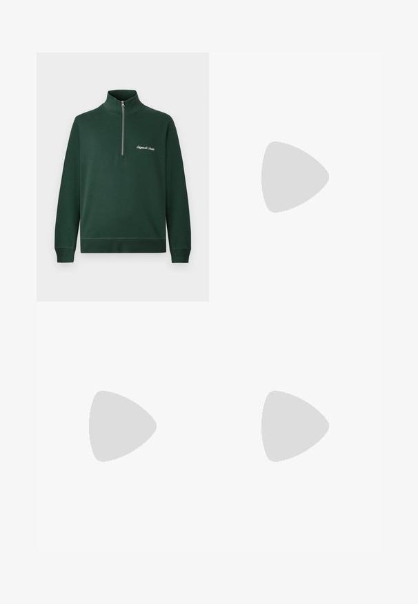 Mørkegrøn langærmet pullover med høj krave og halv lynlås. Har broderet tekst på venstre bryst. Glat stofstruktur.; Marineblå T-shirt med korte ærmer og rund hals i afslappet pasform, vist mod en lysegrå baggrund.; Mørkeblå jeans med lige ben, orange syning, frontknap og fem-lomme-design på en ensartet lys baggrund.; Beige sneaker med struktureret overflade, marineblå striber og gummisål. Har en polstret tunge og traditionelt snørresystem for en sikker pasform.
