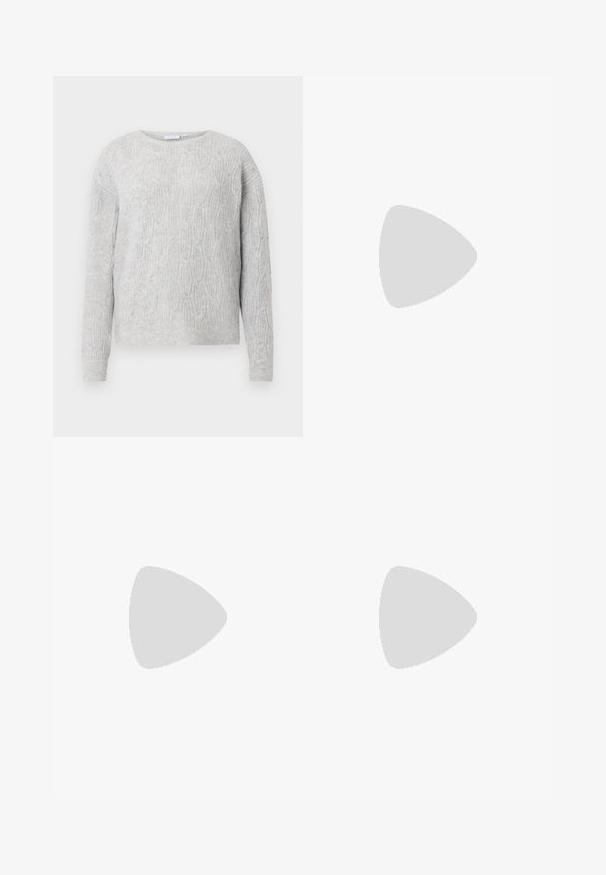Pull gris clair avec un motif en maille torsadée, col rond et manches longues. Fabriqué à partir d'un matériau doux et texturé.; Pantalon large en velours côtelé marron. Caractérisé par un tissu texturé, cinq poches et une fermeture par bouton. Coupe droite de la hanche à l'ourlet.; Jambes portant des leggings côtelés foncés associés à des ballerines noires avec de petits détails en nœud sur fond blanc.; Femme portant un chemisier à motif noir et blanc tenant un sac à main rouge brillant sur un fond uni.