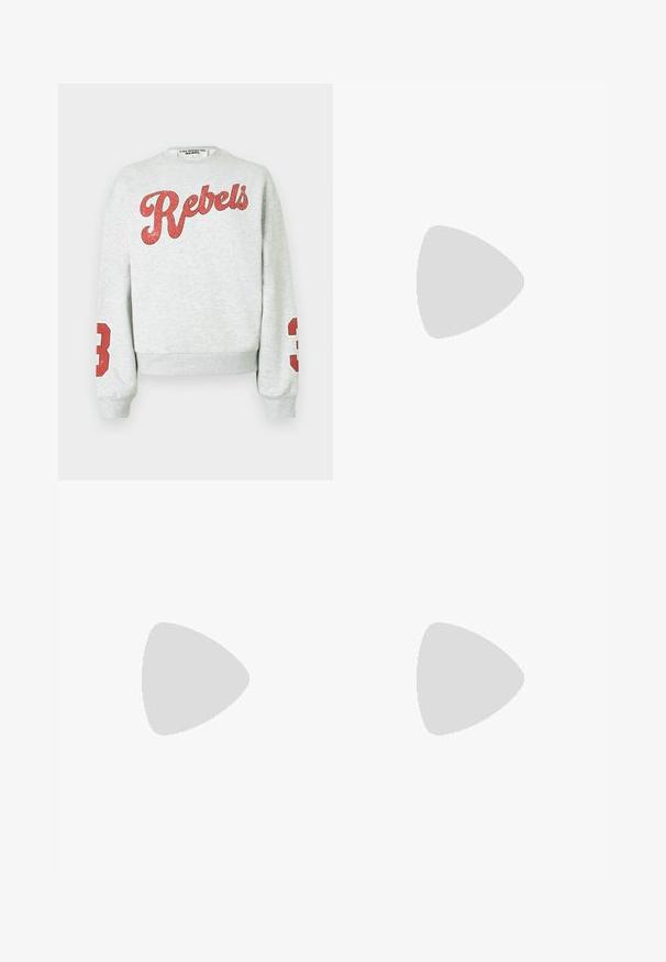 Grå sweatshirt med "Rebels" i rødt på forsiden og et rødt "3" på hver ærme. Lavet af blødt stof med et afslappet design.; Sort kortærmet T-shirt med rund hals og lille hvidt hjerteformet motiv på venstre bryst.; Røde løstsiddende cargobukser med snøre i taljen og sidelommer, vist på en hvid baggrund.; Ben iført mørke ribbede leggings kombineret med sorte balletsko med små sløjfedetaljer på hvid baggrund.