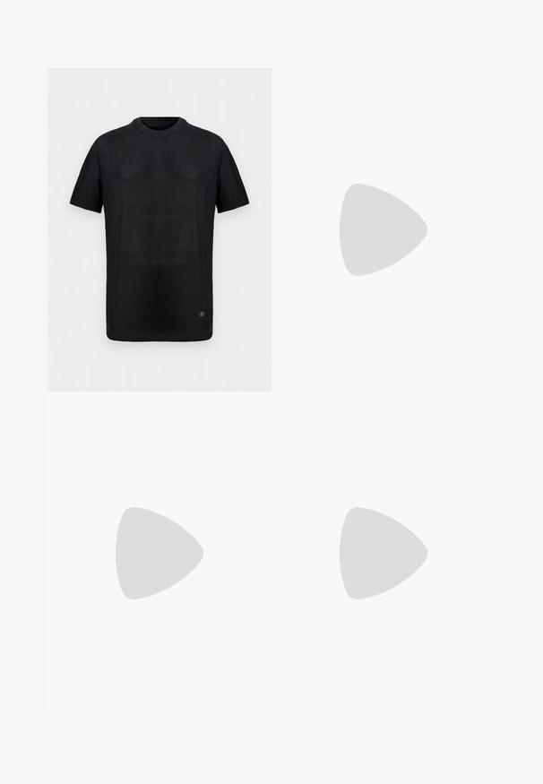T-shirt noir à manches courtes en maille côtelée avec col rond et petit logo métallique près de l'ourlet inférieur sur un fond uni.; Chemise noire à manches longues avec col pointu et deux poches poitrine à l'avant, chacune fermée par un bouton blanc.; Jean évasé en denim bleu clair avec une finition délavée, design à cinq poches, fermeture par bouton en métal et ourlets droits.; Mocassins en cuir noir avec un embout rond, présentant des accents en métal doré et des détails de couture, montés sur une semelle en caoutchouc texturé et basse.