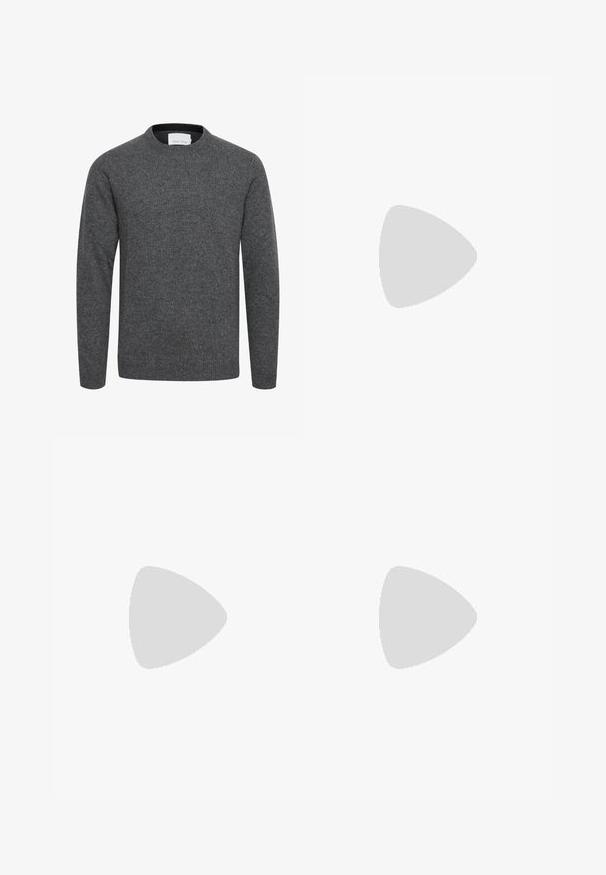 Jersey gris carbón de manga larga con cuello redondo, puños y bajo acanalados, hecho de tejido de punto suave.; Camiseta blanca lisa de manga corta con cuello redondo, hecha de algodón orgánico, con etiqueta Selected Homme, talla grande.; Vaqueros de mezclilla de color azul oscuro con corte recto, cinco bolsillos y costuras doradas. Presentan una bragueta con botones y remaches de cobre. Textura suave.; Zapato mocasín de cuero negro mostrado en el aire sobre una alfombra beige tejida, con una mesa de madera y libros apilados en una sala de estar con luz suave.