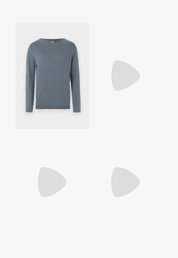 Pull à manches longues et col rond en bleu doux avec motif en côtes verticales, poignets ajustés et ourlet droit.; Top tube blanc ajusté sans bretelles avec un décolleté droit et un tissu lisse, présenté sur un fond clair.; Pantalon bleu clair ajusté avec un bouton à l'avant, des passants de ceinture et une coupe droite, sur un fond uni.; Chaussure plate slingback en beige clair avec une tige en maille, un bout pointu et un petit talon. Dotée d'une sangle ajustable pour un bon maintien.