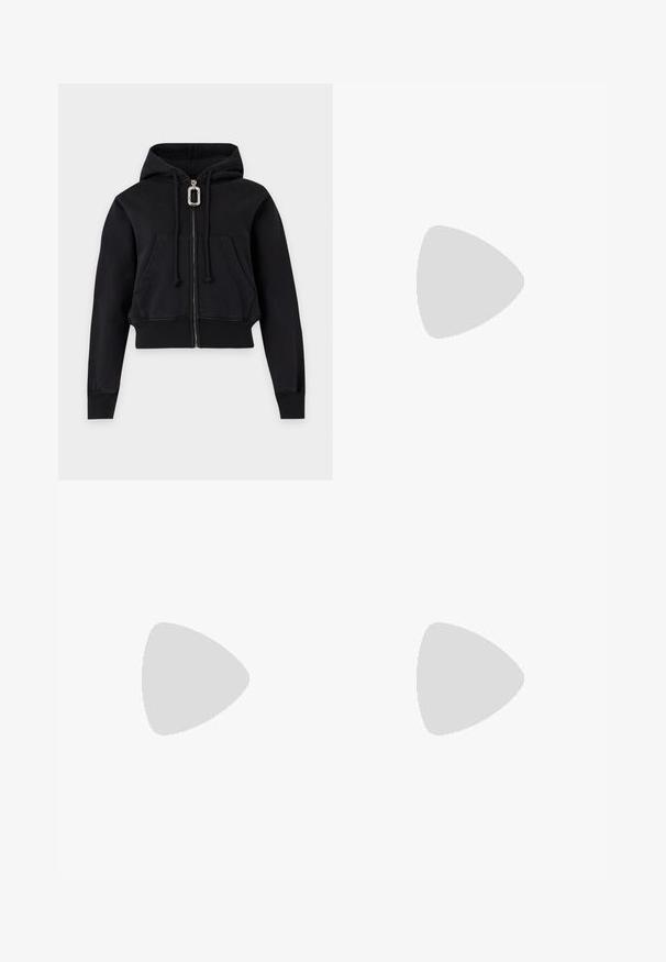Sweat à capuche noir zippé avec poches kangourou à l'avant, poignets et ourlet côtelés, capuche à cordon et une grande tirette argentée.; T-shirt noir en coton, avec un design graphique affichant "ARMANI EXCHANGE" en pêche clair et des accents texturés noirs. Coupe classique.; Pantalon de survêtement noir slim avec taille élastique et cordon, avec petit logo "EA7 Emporio Armani" sur la cuisse gauche.; Ballerines en cuir noir avec un bout rond, texture lisse, détails de couture minimalistes et design de semelle flexible.