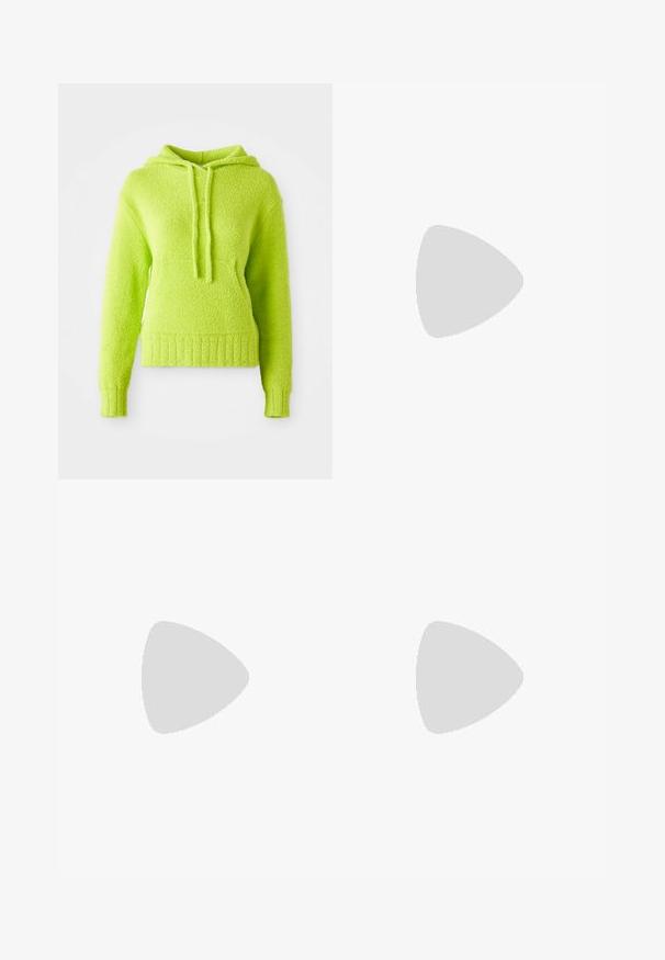 Haut en hoodie vert lime, moelleux, avec une surface texturée, une capuche à cordons et des bords côtelés. Caractéristiques : coupe décontractée et matériau doux.; Pantalons de sport blancs à design large, avec une taille élastique et un petit logo Nike noir sur le côté gauche. Matériau lisse et léger.; Chaussure de course Nike blanche et argentée avec un logo Swoosh beige, montrée en suspension au-dessus d'une surface en pierre avec un mur gris flou en arrière-plan.; Lunettes ovales avec une monture métallique argentée, verres transparents et accents de branches texturées avec perles. Design léger avec des branches courbées.