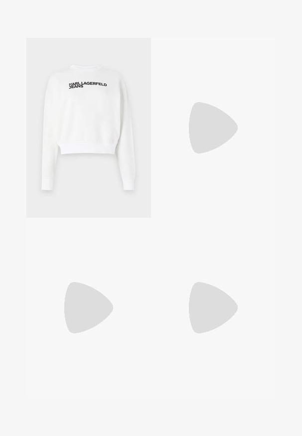 Λευκό cropped sweatshirt από φλις, με μακριά μανίκια και στρογγυλή λαιμόκοψη. Μαύρη εκτύπωση με την ένδειξη "KARL LAGERFELD JEANS" στο μπροστινό μέρος.; Μαύρο cargo παντελόνι με χαλαρή εφαρμογή, με πολλαπλές πλαϊνές τσέπες, ελαστική μέση και ρυθμιζόμενα κορδόνια στο κάτω μέρος.; Μαύρο δερμάτινο μυτερό μποτάκι αστραγάλου με ψηλό τετράγωνο τακούνι και διπλωμένο επάνω μέρος που διαθέτει ασημί λεπτομέρεια με το λογότυπο "Zaul".; Μαύρη ορθογώνια τσάντα με δύο μακρυά χέρια, ασημένια πλακέτα λογότυπου και πλεκόμενο μαύρο-άσπρο λουρί που διαθέτει μια μικρή κρεμαστή φιγούρα.