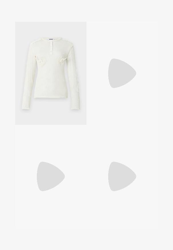 Haut blanc en maille à manches longues avec encolure ronde, patte de boutonnage et détails 3D de cygne sur la poitrine par Moschino.; Pantalon large bleu clair avec superposition de dentelle florale blanche et fines rayures verticales, avec une taille élastique et des ourlets retroussés.; Ballerines en cuir noir avec un bout rond, texture lisse, détails de couture minimalistes et design de semelle flexible.; Petit sac pochette tissé bleu clair avec une chaîne argentée et une fermeture à boucle ronde sur le dessus.
