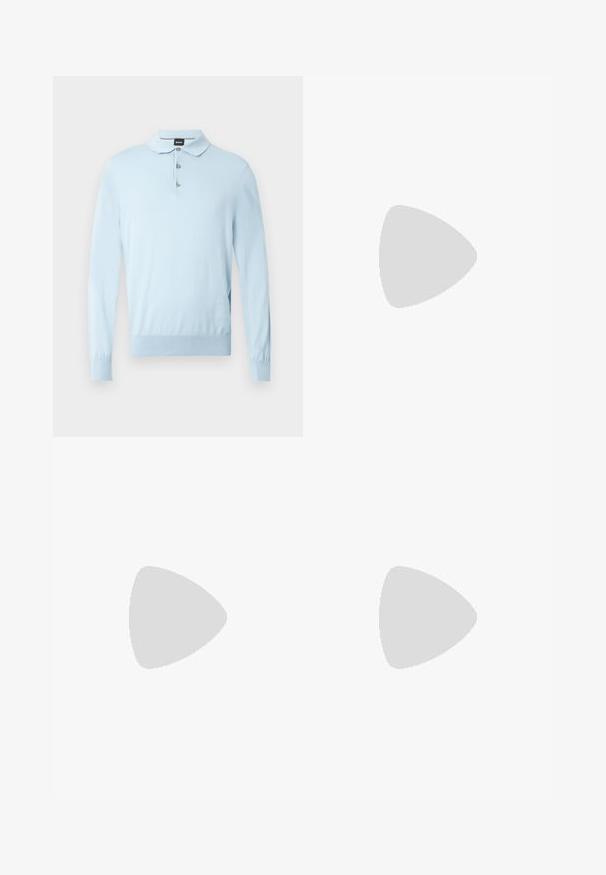 Pull-over bleu clair à manches longues, col plat et patte de boutonnage à trois boutons. Fabriqué en matière douce avec une coupe ajustée et un ourlet côtelé.; Polo bleu à manches courtes avec un col et des poignets texturés, doté d'une fermeture éclair devant sur la moitié.; Pantalons sur mesure pour hommes dans une teinte violette douce, présentant une texture lisse, une coupe droite et des plis avant pour un détail supplémentaire.; Mocassin en cuir noir avec une plaque de marque en métal reposant près d'une table ronde marron sur un sol recouvert de moquette beige.