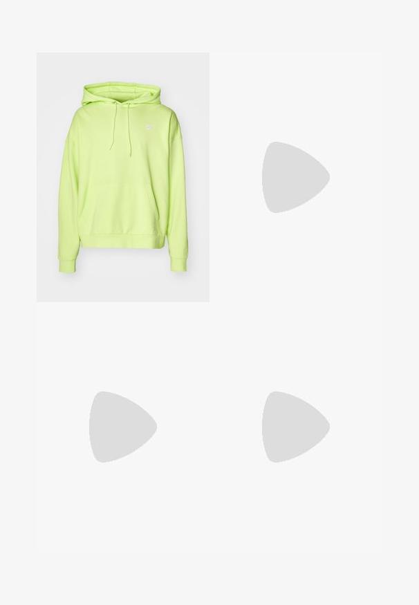 Neon-grüner Kapuzenpullover mit einer Fronttasche und Kordelzug. Verfügt über ein kleines weißes Nike-Logo auf der oberen linken Brust. Weicher Stoff.; Weißes Baumwoll-T-Shirt mit schwarzer Silhouette eines Basketballspielers und rotem "Air Jordan"-Schriftzug auf der Brust. Kurzärmlig, klassische Passform.; Hellblaue Denim-Cargo-Hosen mit geraden Beinen, fünf Taschen und einem Knopfverschluss. Mit Seitentaschen und einem lässigen, lockeren Schnitt ausgestattet.; Weißer und grauer Nike-Laufschuh mit roten Akzenten und schwarzen Schnürsenkeln, schwebend über grauen Betonstufen.