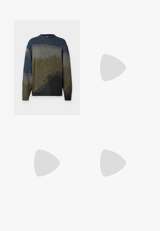 Pull en maille à col rond, présentant des motifs dégradés verts, gris et bleus, texture douce, coupe ample et poignets et ourlet côtelés.; T-shirt Carhartt beige à manches courtes avec une poche poitrine comportant un écusson logo Carhartt sur fond blanc.; Pantalon marron à jambes droites avec passants de ceinture, poches avant, fermeture à bouton et fermeture éclair sur fond blanc.; Bottine en cuir marron avec col noir, lacets jaunes et semelle beige. Présente un logo et des détails de couture blanche. Semelle extérieure à traction robuste.
