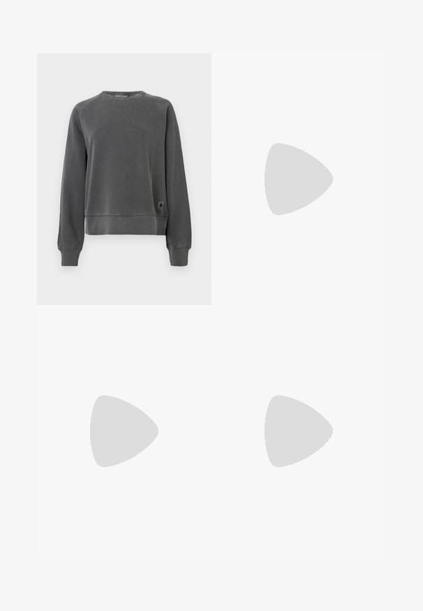 Crewneck sweatshirt σε σκούρο γκρι ύφασμα, με ριπ μανσέτες και στρίφωμα, και μια μικρή λογότυπο ετικέτα στη χαμηλή πλευρά. Μαλακή υφή.; Λευκό βαμβακερό μπλουζάκι με χαλαρή εφαρμογή, κοντά μανίκια, και ένα μικρό κεντητό λογότυπο στην αριστερή περιοχή του στήθους.; Μαύρη φούστα μέχρι το γόνατο από ελαφρύ ύφασμα, με ελαστική μέση, δύο τσέπες cargo και διακριτική γυαλάδα.; Μαύρα καμβά παπούτσια με λευκή σόλα, με σχέδιο κοπής και χρυσό λουρί. Φορεμένα με ροζ φόρμες.