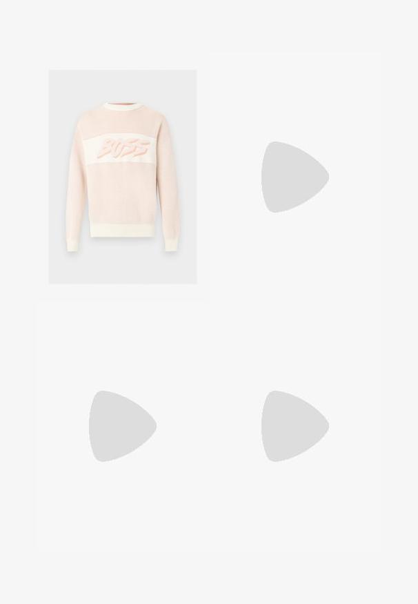 Pull en maille rose clair à manches longues avec poignets, ourlet et col côtelés, présentant le mot « BUZZ » sur la poitrine en police stylisée.; Chemise à manches courtes à boutons avec un motif à carreaux bleu et blanc, col évasé et boutons blancs sur le devant.; Pantalons beige à large jambe avec une finition texturée, dotés de plis et d'une taille élastique, fixés par un bouton en bronze à l'avant.; Chaussure bateau en cuir marron foncé avec détails de lacets et semelle en caoutchouc, vue de profil sur un fond neutre.