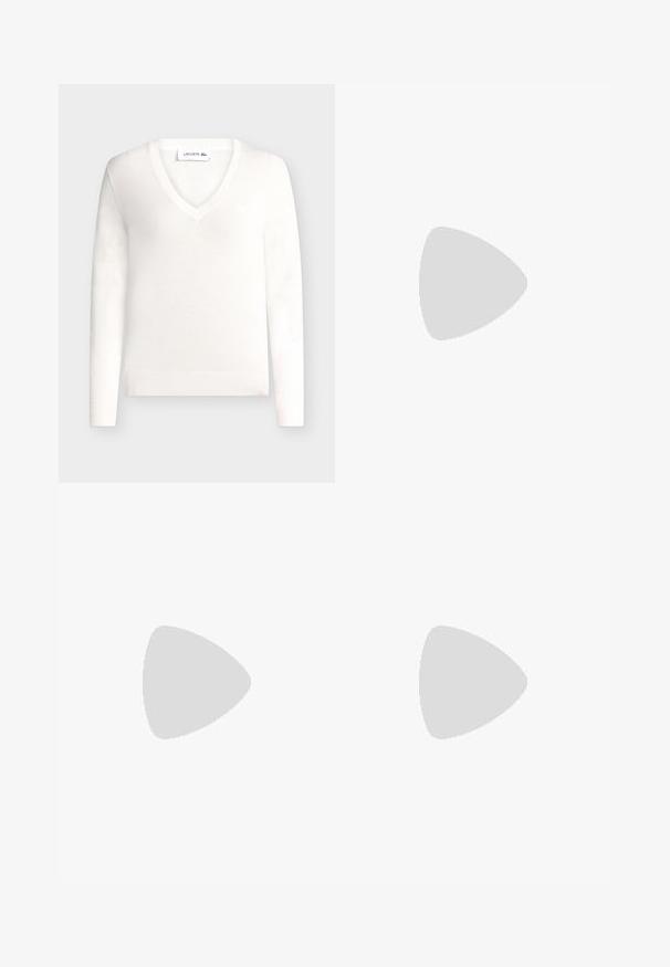 Pull blanc à manches longues avec col en V, poignets et bas côteletés, avec un petit logo Lacoste sur la poitrine.; Pantalon large taille haute beige avec plis devant et fermeture éclair invisible sur un fond neutre.; Mocassins en cuir verni noir avec un bout arrondi, une sangle décorative et un accent doré sur le talon. Texture lisse avec des détails cousus.; Sac à main en cuir beige en forme de croissant avec une seule bandoulière et des coutures minimalistes, posé sur un fond blanc uni.