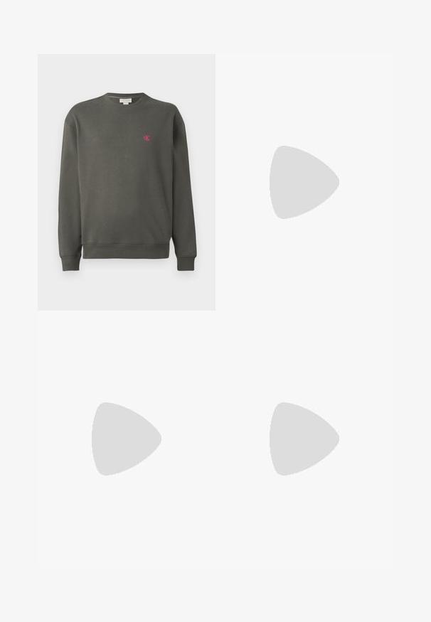 Sweatshirt crewneck vert foncé en coton. Présente un petit logo 'ck' rose sur le côté gauche de la poitrine et des poignets et un ourlet côtelés.; T-shirt en coton blanc à manches courtes et col rond. Présente un petit logo noir "Calvin Klein" sur la poitrine gauche.; Pantalon large beige en coton, avec une fermeture à boutons, trois plis et des ourlets droits pour une coupe décontractée.; Baskets basses beige avec semelle épaisse blanche, lacets et languette au talon, présentant un logo "cK" discret sur le panneau latéral.