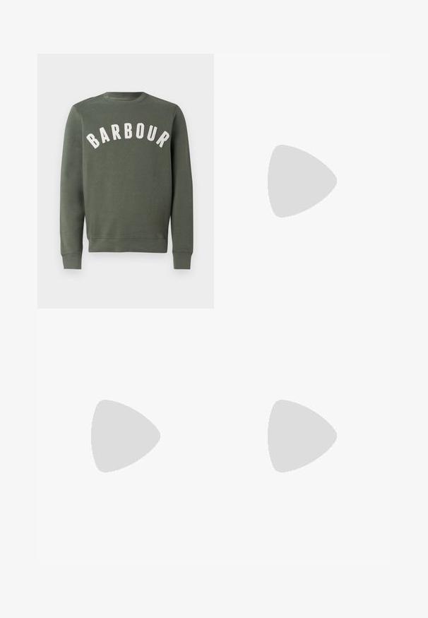 Barbour PREP LOGO CREW NECK - Sweatshirt - thyme; T-shirt en coton vert olive avec un col rond, des manches courtes et un petit logo sur la poitrine gauche. Texture lisse, coupe régulière.; Jean droit en denim bleu avec fermeture à bouton et à glissière, cinq poches et un petit logo sur la poche avant.; Mocassin en cuir noir brillant avec un détail de bride, posé sur un tapis beige près d'une table basse ronde en bois brun dans une pièce doucement éclairée.