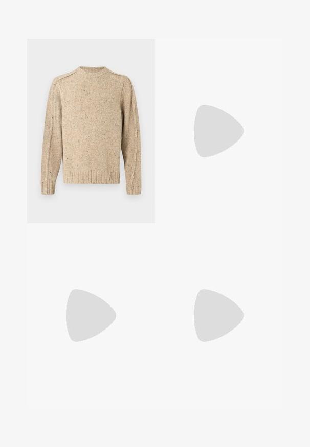 Pull beige en maille avec de fines mouchetures multicolores, manches longues, poignets et ourlet côtelés, et col rond.; Pantalon décontracté vert olive avec taille élastique et cordon de serrage à l'avant, coupe droite et coupe décontractée.; Mocassin homme en cuir noir avec un petit talon et une couture de style mocassin sur l'avant, vu de côté sur un fond uni.; Sac banane en tissu marron foncé avec poche zippée en diagonale et petit logo blanc sur le devant, sur un fond clair uni.
