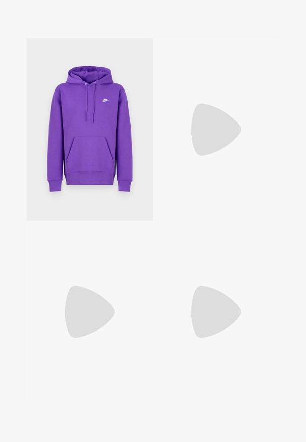 Fialová mikina Nike s predným vreckom, kapucňou na šnúrku a bielym logom na hrudi. Vyrobená z mäkkého materiálu na mikiny.; Biela polokošeľa s krátkym rukávom vyrobená z bavlny. Má okrúhly výstrih a voľný strih. Hladká textúra, minimalistický dizajn, bez vzorov alebo akcentov.; Čierne bavlnené kombinézy s nastaviteľnými popruhmi, prednou kapsou s logom a dvoma bočnými vreckami s voľným strihom.; Biela teniska Nike Air Force 1 so sivým logom swoosh, ktorá visí nad kamenným povrchom a sivou kamennou stenou v pozadí.