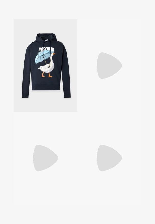 Μαύρο hoodie Moschino με γραφικό άσπρης χήνας που κρατά μπλε ομπρέλα και το όνομα της μάρκας από πάνω με λευκά γράμματα.; Μαύρο πουκάμισο με μακριά μανίκια, κουμπιά, γιακά και ένα μικρό πολύχρωμο μπάλωμα με το λογότυπο Moschino στο αριστερό στήθος.; Μαύρο βαμβακερό παντελόνι με ίσια γραμμή, ελαστική μέση και κορδόνι. Διαθέτει πλαϊνές τσέπες και μαλακό, ελαφρώς υφαντό ύφασμα.; Μαύρο δερμάτινο αθλητικό παπούτσι με λεία υφή, στρογγυλή μύτη και κορδόνια. Διαθέτει παχιά καουτσούκ σόλα και ελάχιστες λεπτομέρειες branding.