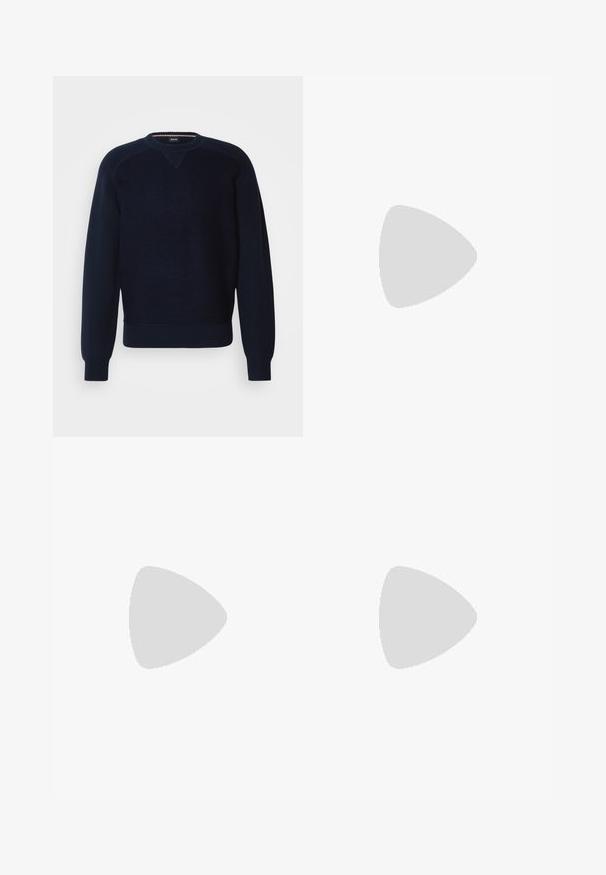 Pull en tricot marine foncé avec un col rond, des poignets côtelés et des détails de panneaux d'épaules. Texture douce avec un motif uni et un ourlet élastique.; Chemise noire à manches longues en tissu lisse, dotée d'une fermeture à boutons, d'un col classique et d'un petit patch de marque rouge sur la poitrine.; Jean en denim délavé avec une coupe décontractée, présentant des zones déchirées et des bords effilochés. Le tissu a une texture douce et lisse.; Chaussures en cuir noir à lacets avec une texture lisse, un bout arrondi et des détails de couture discrets. Présentent une languette rouge à l'arrière.