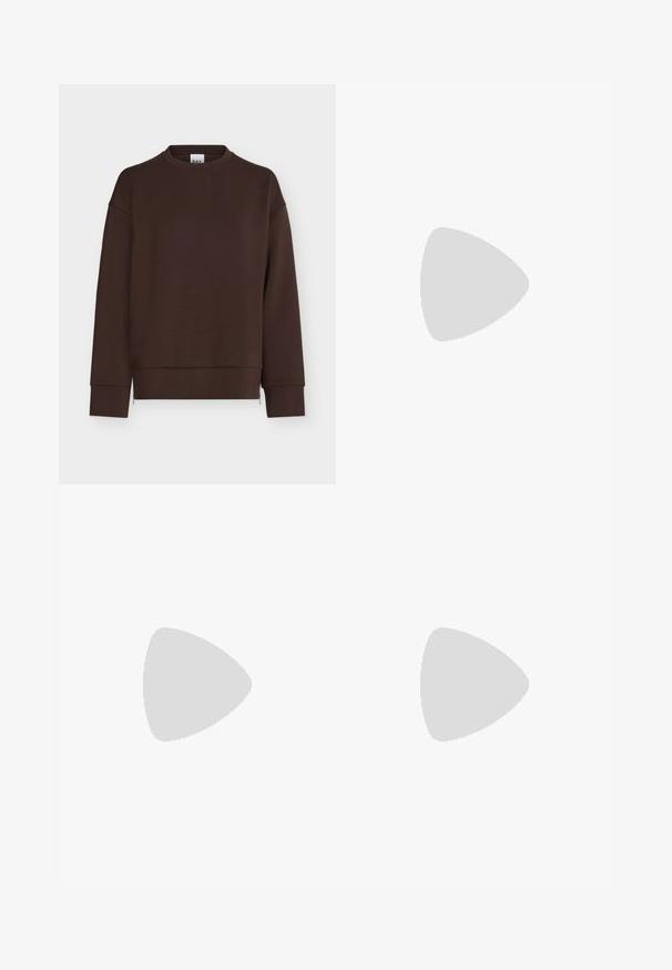 Sweat-shirt marron foncé à manches longues avec col rond, poignets et ourlet côtelés, présenté sur fond blanc.; Pantalons à jambes larges en simili cuir marron lisse. Présentent une taille haute, quatre poches et une fermeture éclair sur le devant. Texture plate et design minimaliste.; Mule en daim beige sans lacets avec semelle noire et détail de boucle argentée sur le dessus, posé sur un fond gris clair.; Sac à bandoulière en cuir marron avec sangle réglable, design souple et décontracté, et logo embossé discret sur le devant sur un fond uni.