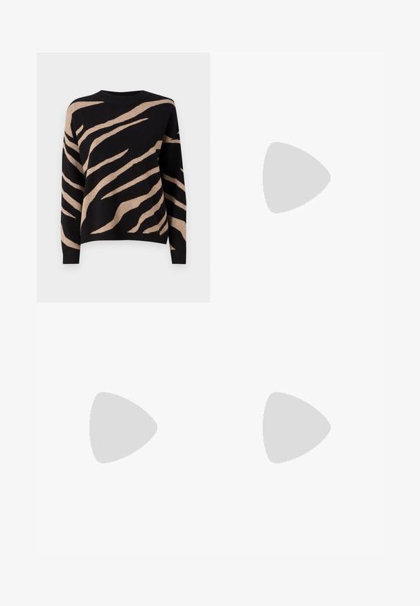 Pull noir avec motif rayé tigre beige, présentant un col rond, des manches longues et une texture douce. Finition des bords en côtelé.; Jeans en denim bleu moyen, coupe droite, avec fermeture à boutons et à glissière à l'avant, passants de ceinture, et poches avant et arrière.; Chaussure plate en cuir noir avec un bout arrondi, une seule sangle réglable à boucle et une texture lisse et brillante. Design minimaliste avec un petit talon.; Sac à main en cuir noir au design structuré, avec une poignée arrondie et une bandoulière amovible. Présente une texture lisse et un éclat subtil.