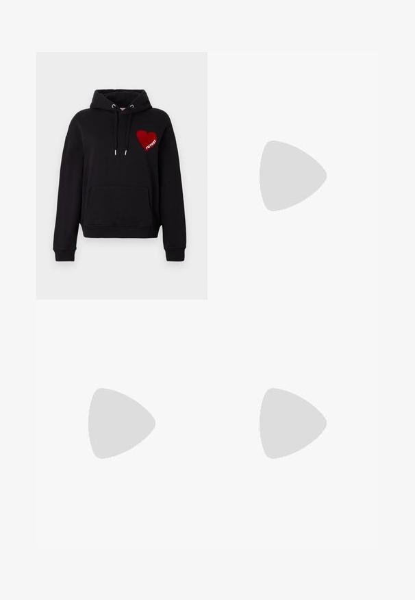 Sweat à capuche noir avec une poche avant, cordon de serrage réglable et un graphique en forme de cœur rouge avec le mot "FUTURE" en blanc. Tissu doux et texturé.; Jean skinny noirs en denim, avec un design classique à cinq poches, fermeture à bouton et texture lisse.; Bottine en cuir noir à bout pointu et petit talon kitten, présentée en angle devant un sol poli et un mur en blocs de verre.; Sac à épaule en cuir rouge avec fermeture éclair dorée et sangle réglable, logo Calvin Klein centré à l'avant.