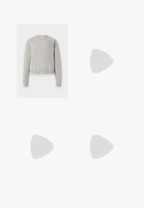 Sweat-shirt gris clair à col rond avec manches longues et texte brodé discret sur le côté gauche de la poitrine, présenté sur fond blanc uni.; T-shirt blanc à manches courtes avec un col rond superposé et un petit emblème doré sur la poitrine gauche.; Pantalon en denim bleu clair à jambes larges avec poches avant et cordon de serrage blanc à la taille.; Filippa K REY FLATS - Ballerines - bright red