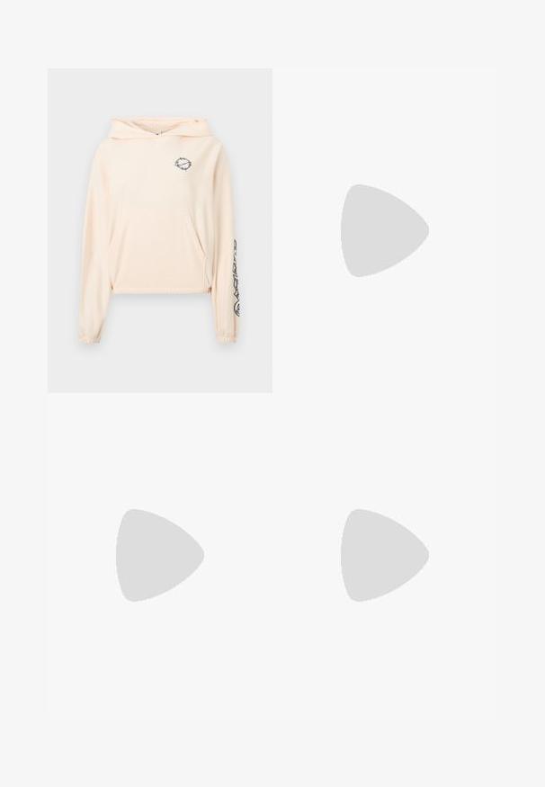 Φωτεινό ροζ cropped hoodie από απαλό ύφασμα. Διαθέτει μπροστινή τσέπη, ρυθμιζόμενο κουκούλι και μαύρη γραφική λεπτομέρεια στο αριστερό μανίκι.; Λευκό κοντομάνικο cropped T-shirt της Nike με μικρό μαύρο λογότυπο Nike Swoosh στο κέντρο κάτω από τη λαιμόκοψη.; Μαύρο παντελόνι φόρμας Nike με ελαστική μέση και μανσέτες, με μικρό λευκό λογότυπο Nike swoosh στον αριστερό μηρό.; Άσπρο αθλητικό παπούτσι Nike για τρέξιμο με δικτυωτό και συνθετικό επάνω μέρος, τοποθετημένο σε μεταλλική σχάρα δαπέδου υπό απαλό φυσικό φως.