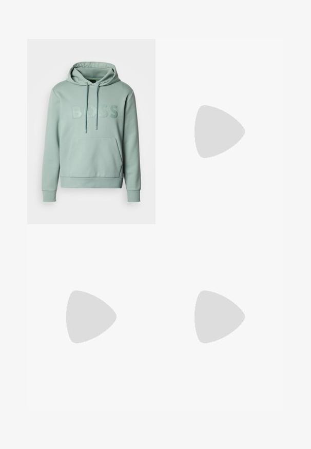Sweat à capuche vert clair avec poche kangourou, capuche à cordon et logo "BOSS" en relief sur le devant. Comprend des poignets et un ourlet côtelés.; T-shirt gris clair à manches courtes et col rond avec petit logo embossé "BOSS" sur la poitrine et étiquette noire au niveau du col.; Jeans beige clair en coton, avec une coupe droite, un style à cinq poches et une fermeture à bouton en métal argenté.; Baskets en cuir blanc avec une finition lisse, bout arrondi, lacets plats et semelle texturée. Présente un logo discret sur le talon.